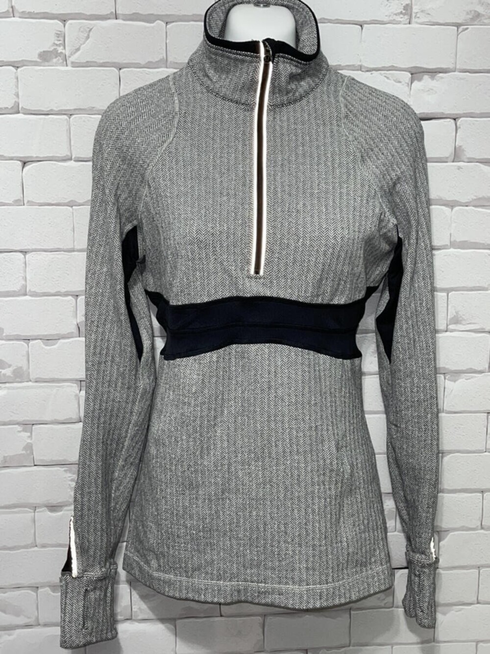 Womens Lululemon Gray White Black Half Zip Pullover Sweater Thumbholes sz 4
